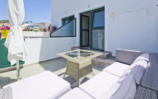 Hvar: dva studio apartmana v prizemlju kuće