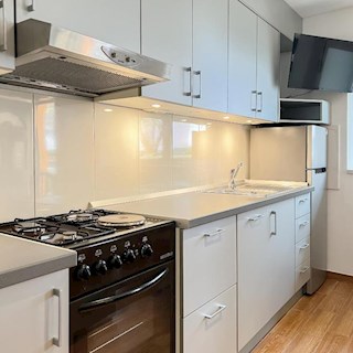 Hiša z več apartmaji, vrtom in parkiriščem v središču Baške Vode