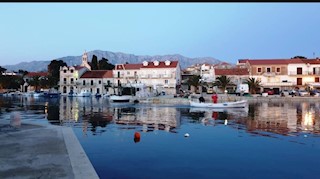 Hvar: Sućuraj - apartma s konobo v centru mesta