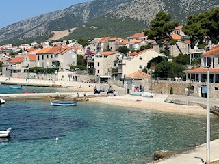 Avtentična kamnita hiša v središču Bola – idealna za butični hotel ali B&B