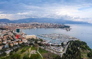 Elegantno prenovljeno stanovanje z dvoriščem na elitni lokaciji – Meje/Zvončac, Split