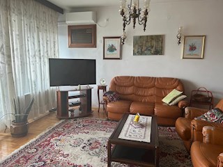 Prostorno stanovanje s parcialnim pogledom na morje – Bačvice, Split