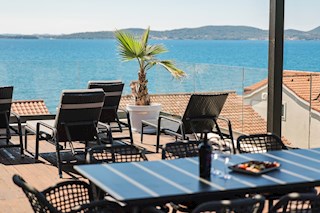 RAZKOŠNA DVOJNA VILA - 50 METROV OD PLAŽE IN MARINE