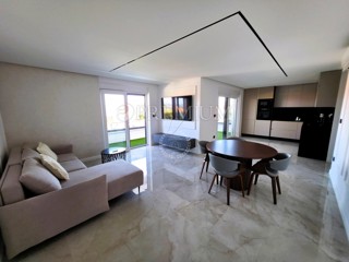 Malinska, luksuzno opremljen apartma v novogradnji!
