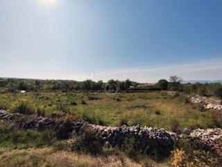 Malinska, prodamo zazidljivo zemljišče, 2500m od morja!