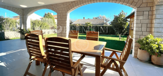 Malinska, Porat, opremljen apartma z veliko dvorišče!