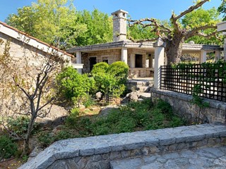 Krk, notranjost otoka, edinstvena posest, obdana z oljčnimi nasadi in naravo