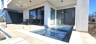 Njivice, apartma v novogradnji s bazenom!