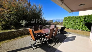 Njivice, opremljeno pritlično stanovanje z veliko okolico!