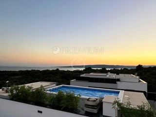 Krk, dvoetažni apartma s strešno teraso in bazenom!