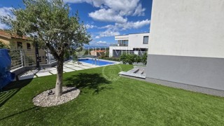 Malinska, opremljen apartma s bazenom, blizu morja!