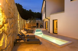 Vrbnik – razkošna vila z bazenom, obdana z gozdom!