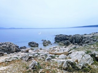 Okolica Krka, prodaja zemljišča na atraktivni lokaciji z dostopom do naravne plaže!