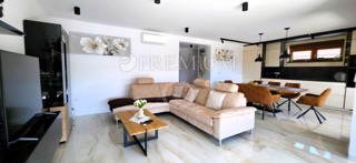 Malinska, prodaja nove hiše s pogledom na morje in bazenom!