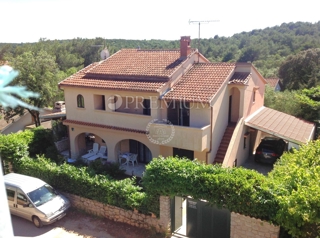 Mali Lošinj, samostojna hiša z dvema stanovanjskima enotama!