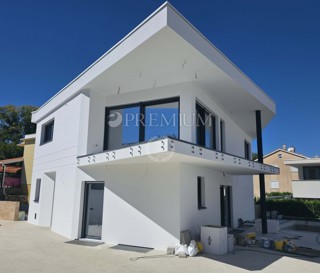 Malinska, impozantna hiša dvojček z bazenom!