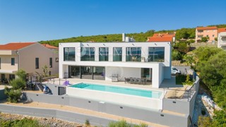 Krk, okolica, vila z bazenom na robu gradbenega območja!