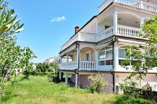 Malinska, na prodaju, dva velika apartmana od 390 m2 sa vrtom