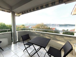 Soline, opremljen apartma s pogledom na morje, 150 m od plaže! 