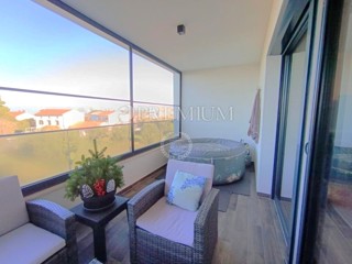 Malinska, apartma s prostorno teraso v urbani vili!