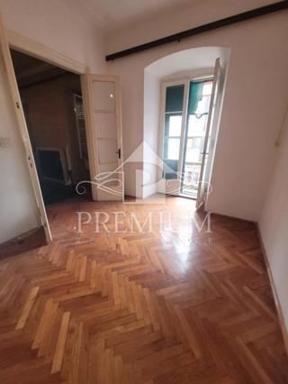 STANOVANJE ZA ADAPTACIJO, center, 160 m2