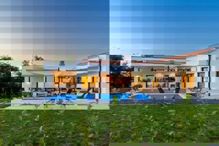 ROVINJ-PRODAMO PRITLIČNO PRITLIČNO HIŠO Z BAZENOM