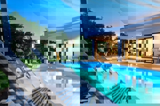 ROVINJ-PRODAMO PRITLIČNO PRITLIČNO HIŠO Z BAZENOM