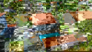 POREČ - PRITLIČNA HIŠA Z BAZENOM IN GARSOJO NAPRODAJ