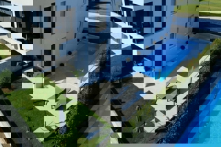 NOVIGRAD - PRITLIČNO STANOVANJE Z BAZENOM NAPRODAJ