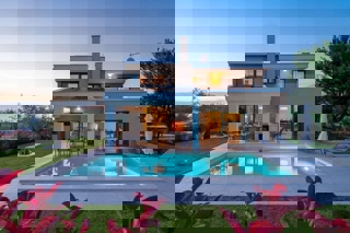 POREČ 2 KM -MEDITERANSKA  VILA Z BAZENOM NA PRODAJO