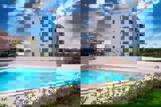 NOVIGRAD - STANOVANJE NA PRODAJ V 1. NADSTROPJU Z BAZENOM