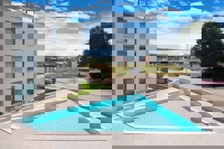 NOVIGRAD - STANOVANJE V NOVOGRADNJI S STREŠNO TERASO IN BAZENOM NAPRODAJ