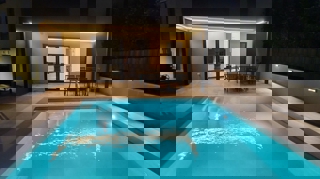 POREČ - PRITLIČNO STANOVANJE Z LASTNIM BAZENOM NAPRODAJ