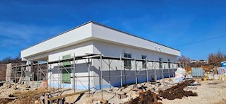 POREČ-PRITLEČNA HIŠA V GRADNJI Z BAZENOM