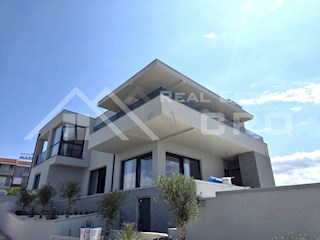 Nepremičnine Primošten - Elegantna in prostorna vila s panoramskim razgledom, v mirnem okolju, prodamo