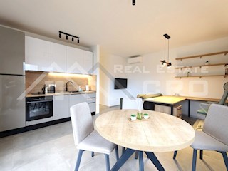 Nepremičnine Čiovo – Opremljeno stanovanje v moderni novogradnji v bližini morja in Trogirja, prodamo