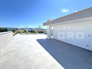 Nepremičnine Kaštela - Penthouse stanovanje s strešno teraso, v novi stavbi v bližini morja, naprodaj
