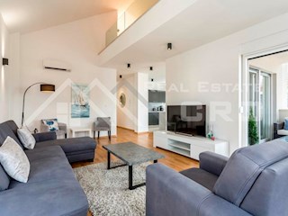 Nepremičnine Split – Prostorno dvoetažno stanovanje blizu morja, Podstrana, naprodaj