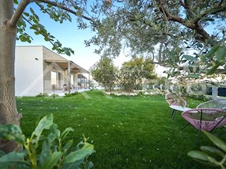 Nepremičnine Kaštela - Elegantno opremljena vila na prostorni parceli, v mirnem okolju, prodamo