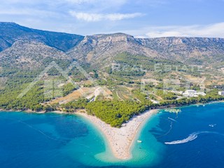 Nepremičnine Brač - Kamnita vrstna hiša z garažo in vrtom v Bolu, naprodaj