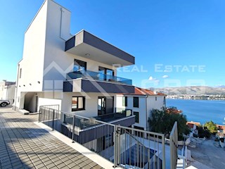 Nepremičnine Čiovo – Vrhunsko opremljeno trisobno stanovanje na atraktivni lokaciji v bližini morja, prodamo