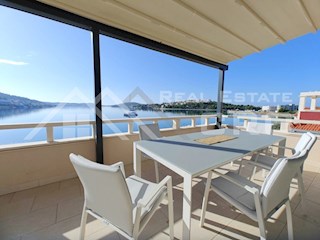 Nepremičnine Rogoznica – Apartmajska hiša nad prodnato plažo, območje Rogoznice, prodamo