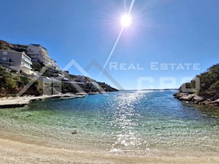 Nepremičnine Trogir - Gradbeno zemljišče z gradbenim dovoljenjem in projektom, v mirnem zalivu, naprodaj