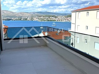 Nepremičnine Čiovo – Luksuzno penthouse stanovanje s prostorno strešno teraso, v bližini plaže, prodamo