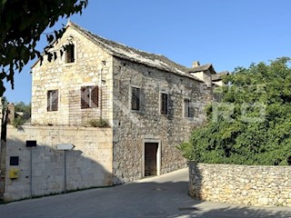 Nepremičnine Brač – Zgodovinska kamnita hiša s projektom prenove v luksuzno vilo, prodamo