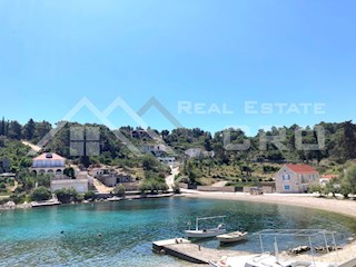 Nekretnine Šolta - Zazidljivo zemljišče v mirnem okolju, nedaleč od plaže, prodamo