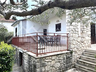 Nepremičnine Brac - hiša z ločenim studijskim stanovanjem in mediteranskim vrtom, na mirni lokaciji, prodamo