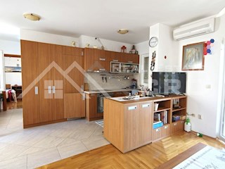 Nepremičnine Brač - Opremljeno dvosobno stanovanje s terasami, v Bolu, naprodaj