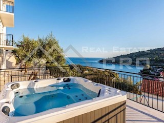 Nepremičnine Rogoznica – Luksuzna vila z velikim vrtom v mirnem zalivu, blizu Rogoznice, naprodaj