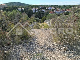 Nekretnine Brač - Gradbeno zemljišče pravilne oblike na mirni lokaciji, prodamo